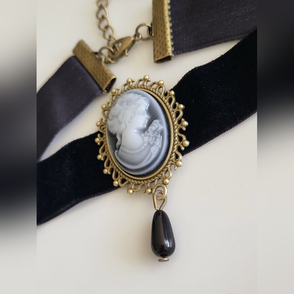 Victorian-Style Cameo Velvet Choker Necklace